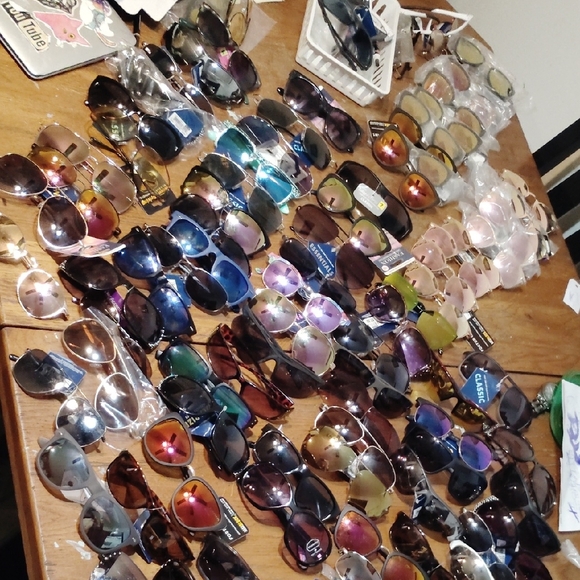 Foster Grant Women's Sunglasses Collection - Black, Brown, Gold, Silver - Picture 3 of 3